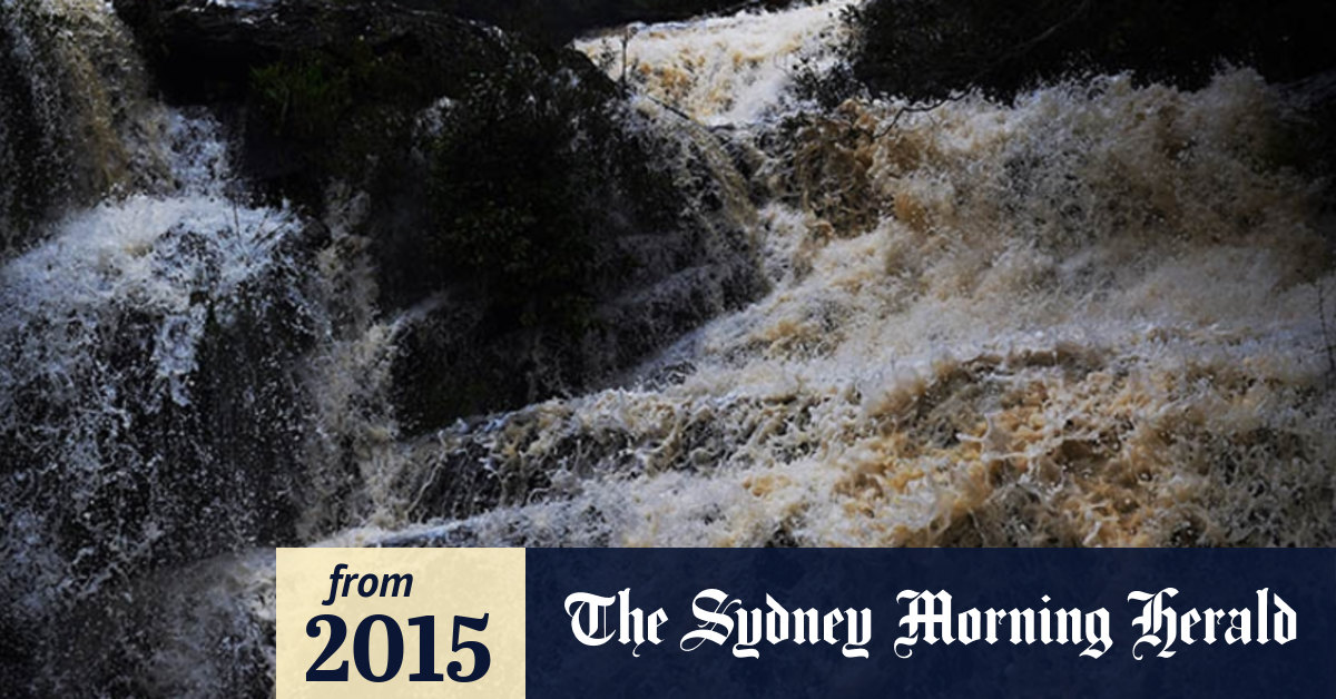 Video Flash flooding at Oxford Falls waterfall